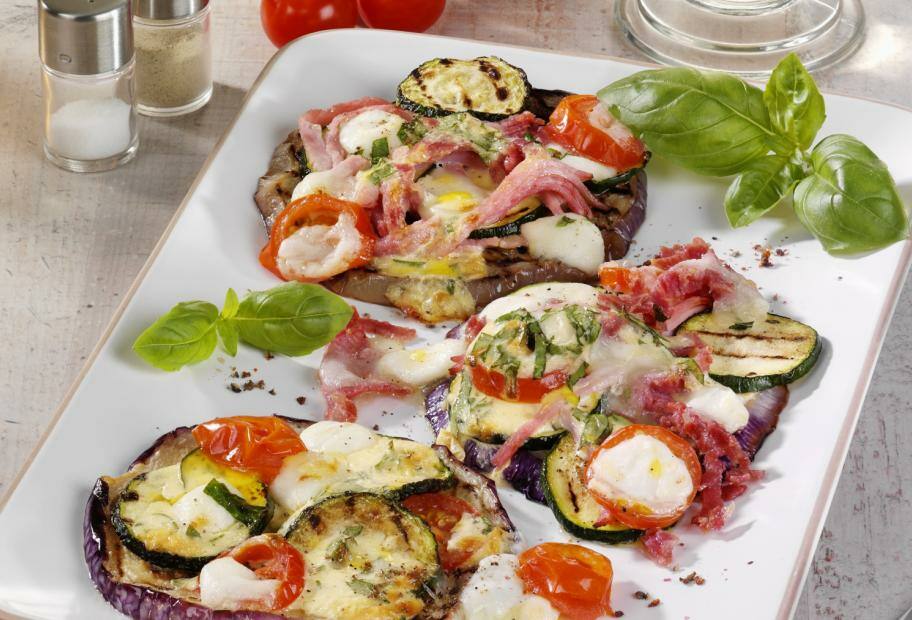 Auberginen-Pizza mit Bacon und Salami
