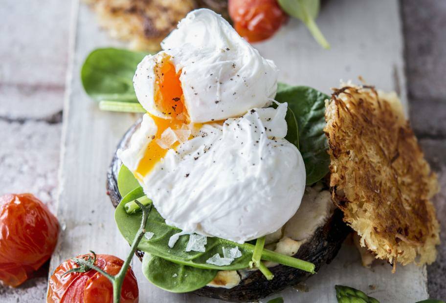 Rösti-Burger mit pochiertem Ei