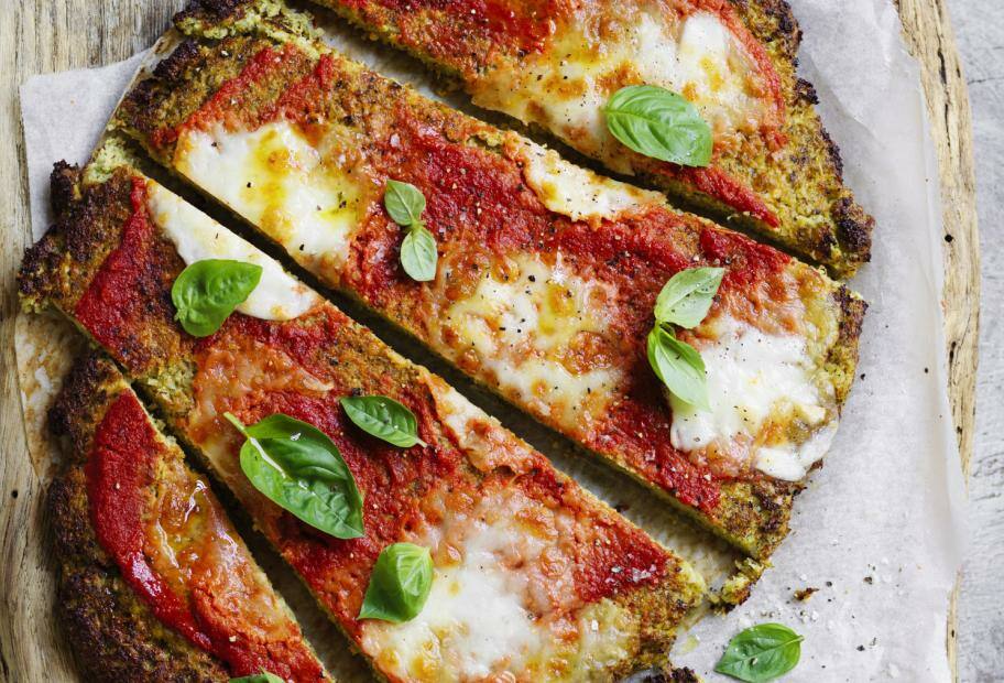 Pizza Margherita mit Brokkoliboden