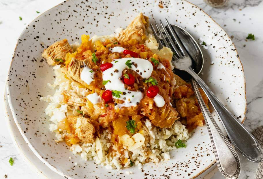 Joghurt-Hähnchen mit Blumenkohlreis