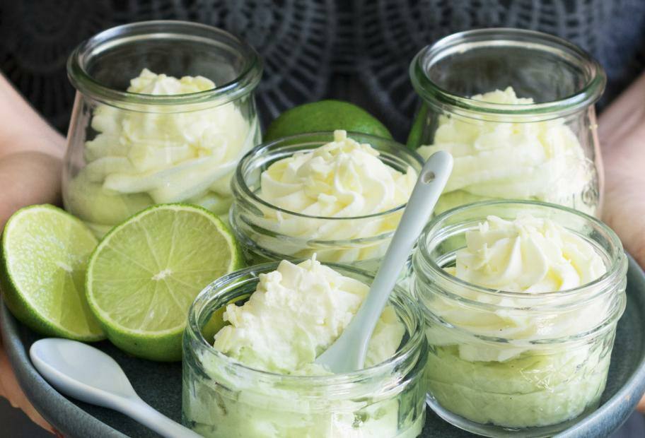 Lime-Cheesecakes mit Avocado