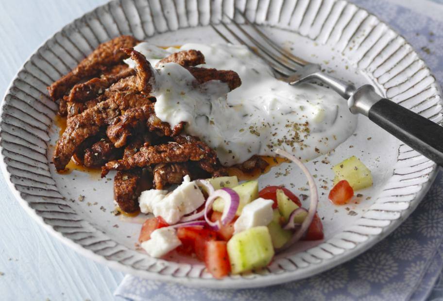 Gyros mit Bauernsalat und Gurken-Joghurt-Dip
