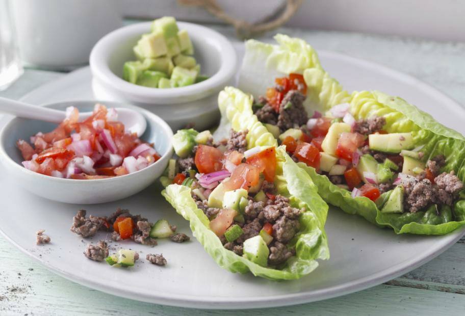 Salat-Tacos mit Hackfleisch und Salsa