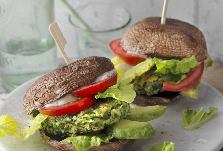 Portobello-Burger mit Zucchini-Käse-Patty
