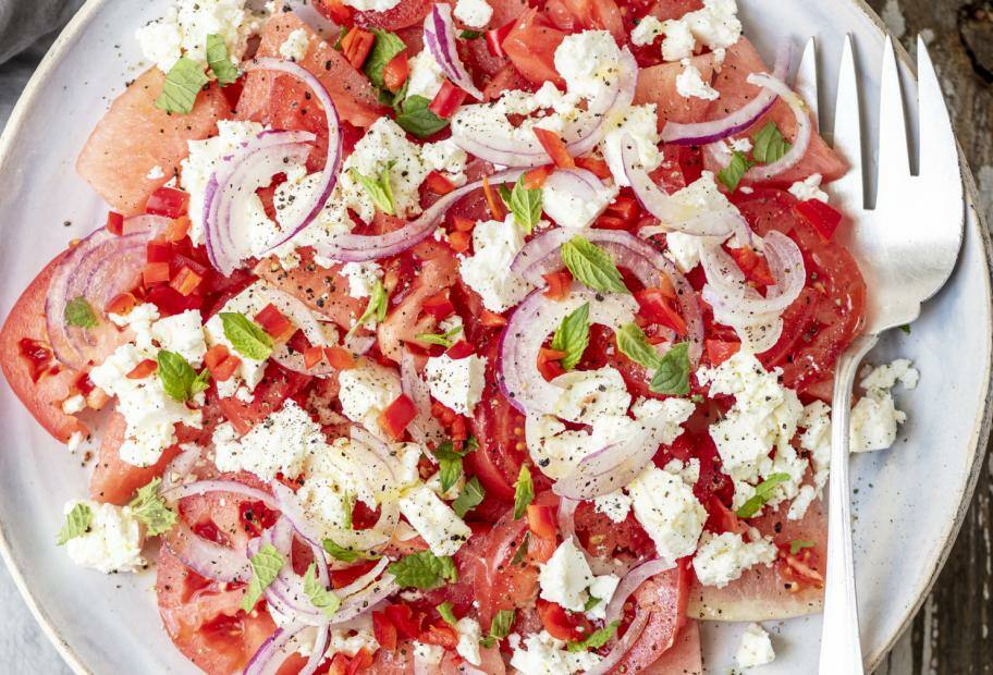 Wassermelonensalat mit Tomaten, Feta und Minze