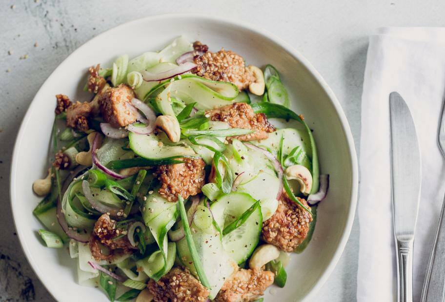 Sesam-Hähnchen mit Gurkensalat