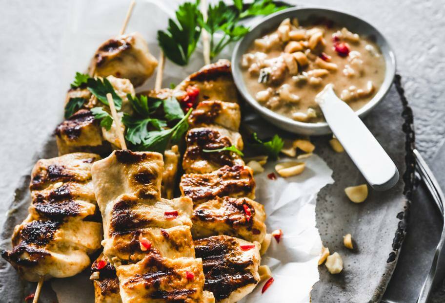 Hähnchenspieße mit Erdnuss-Sauce | Lowcarb.de