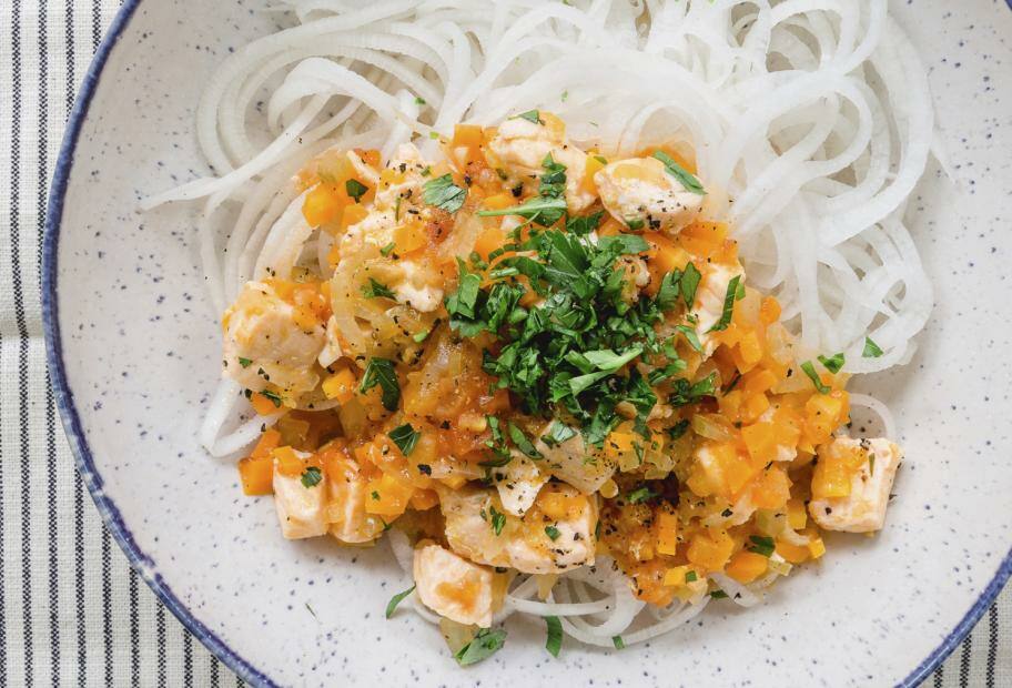 Rettichnudeln mit Lachs-Bolognese