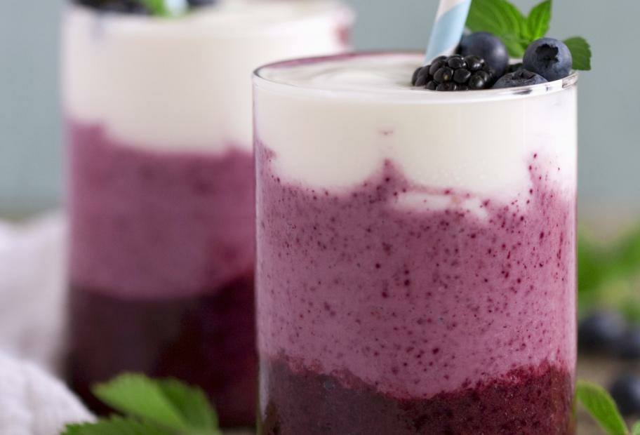 Smoothie mit Brombeeren, Blaubeeren und Joghurt
