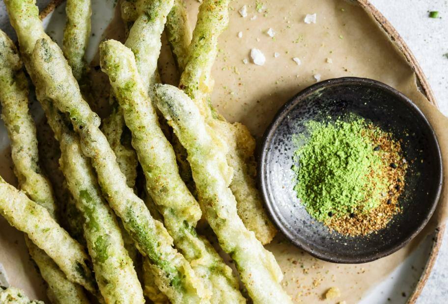 Tempura-Spargel mit Matcha-Salz