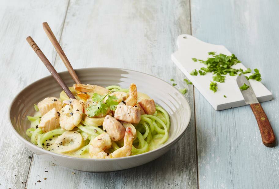 Gurkennudeln mit Lachs, Garnelen und Kokosmilch