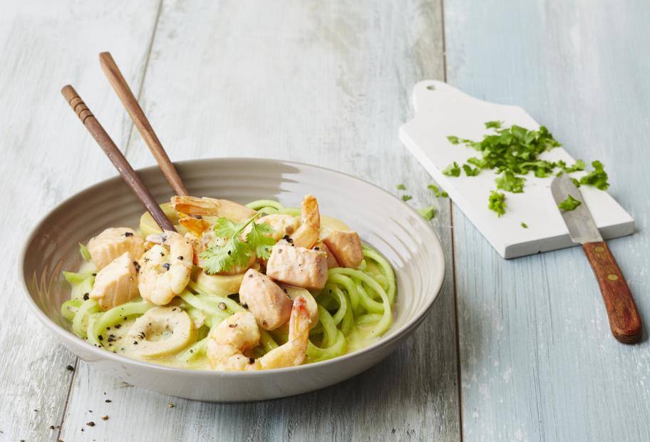 Gurkennudeln mit Lachs, Garnelen und Kokosmilch