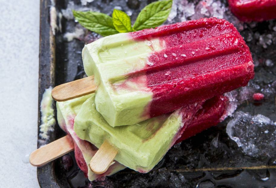 Himbeer-Matcha-Eis mit Kokos