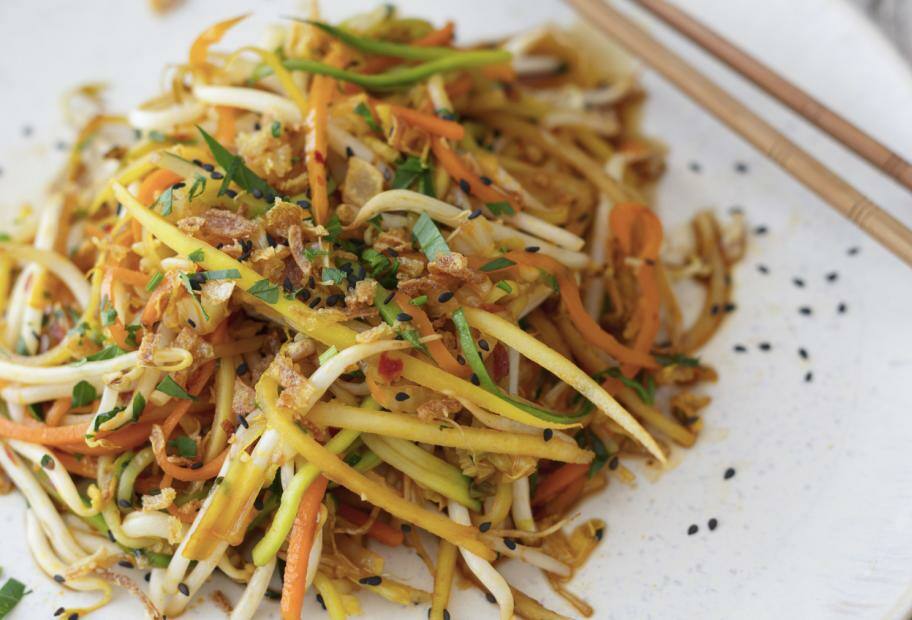 Vegane Gemüsenudeln mit Sojasauce