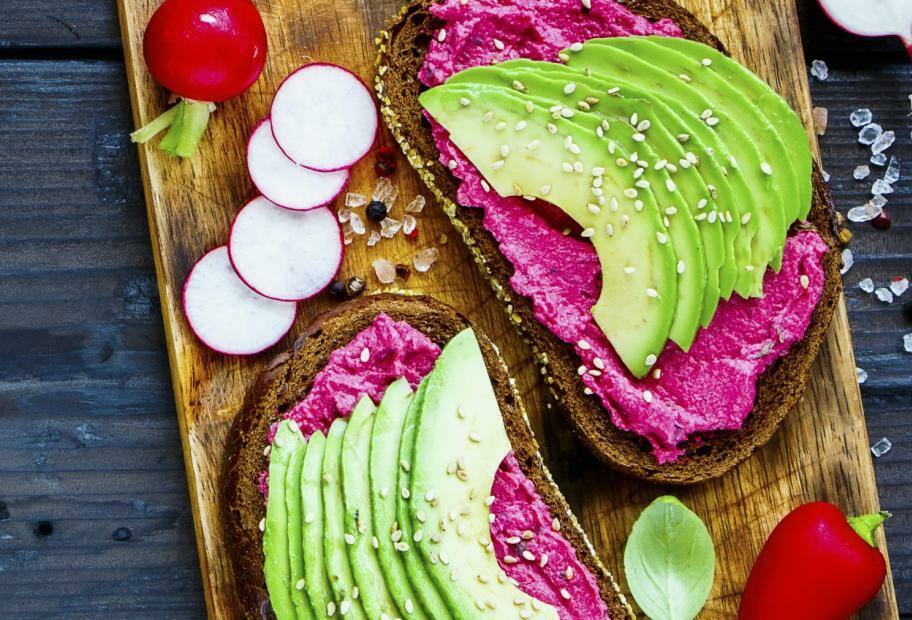 Belegtes Brot mit Avocado und Rote-Bete-Dip