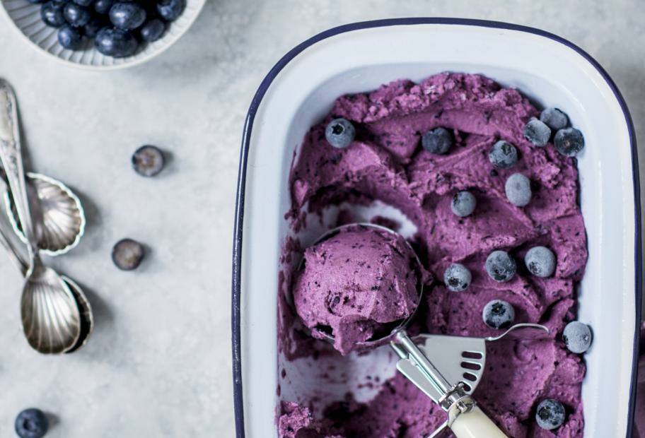 Blaubeereis mit Banane und Lucuma