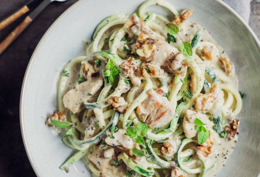 Zucchini-Nudeln mit Hähnchen und Gorgonzola
