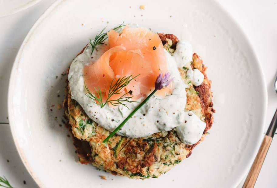 Zucchini-Puffer mit Lachs und Meerrettichcreme