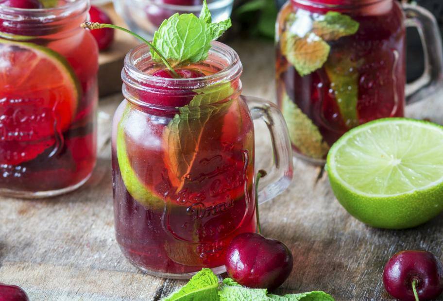 Kirschbowle mit Zitronenmelisse