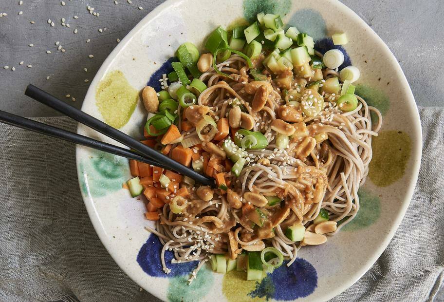Konjaknudeln mit Karotte, Gurke und Erdnussdressing