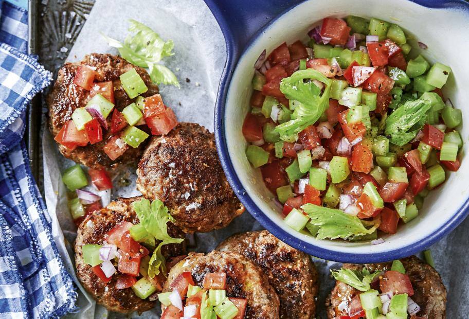 Frikadellen mit Sellerie-Tomatensalsa