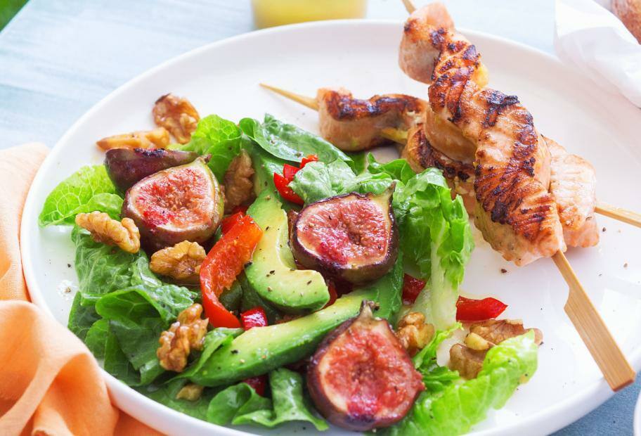Marinierte Lachsspieße mit Feigen-Walnuss-Salat
