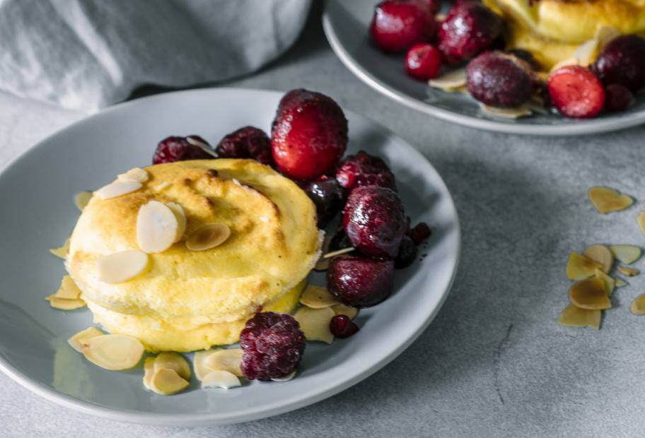 Frühstücks-Soufflé mit Beeren