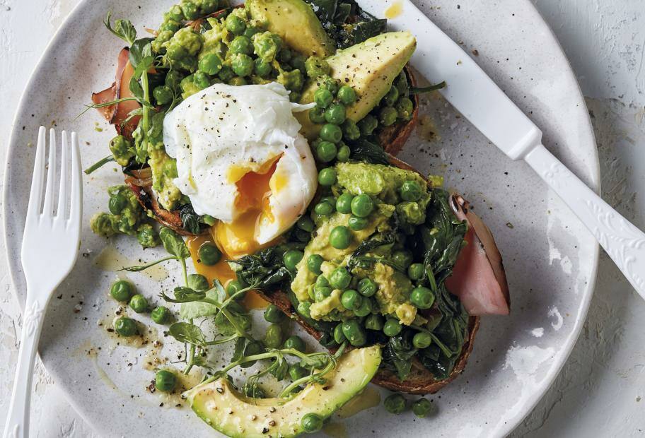 Eiweißbrot mit pochiertem Ei, Avocado und Schinken