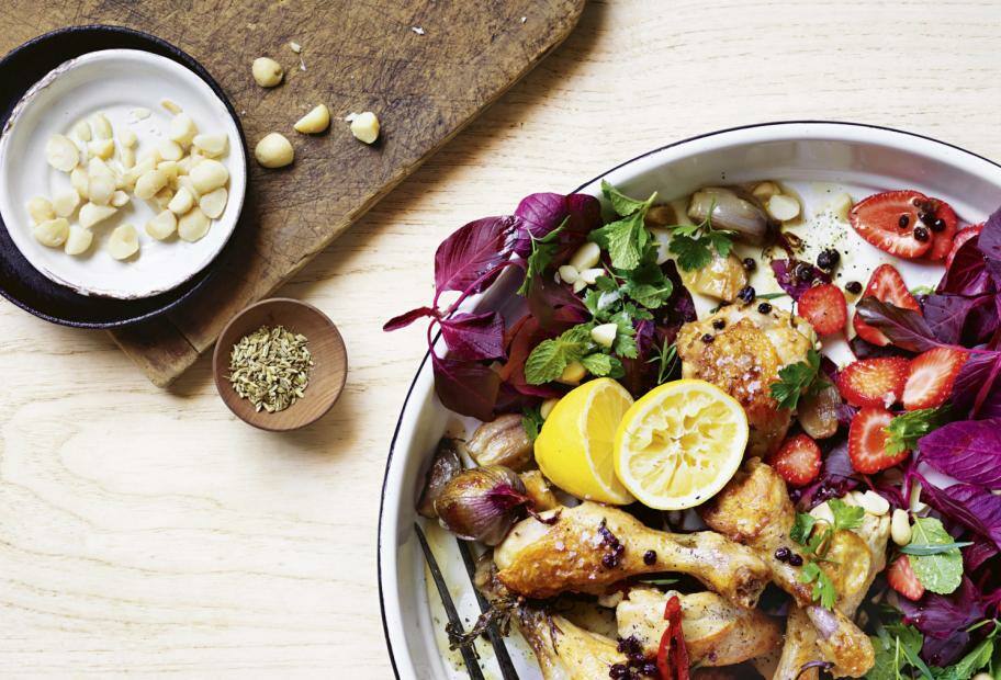 Schmorhuhn mit Amaranthblättern und Erdbeeren