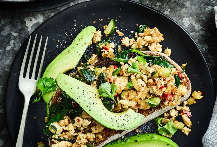 Tofu-Scramble mit Avocado