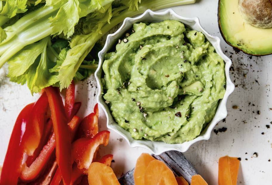 Keto-Guacamole mit Gemüsesticks