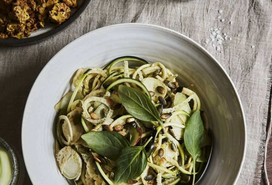 Zucchini-Nudeln mit Kurkuma und Tofu