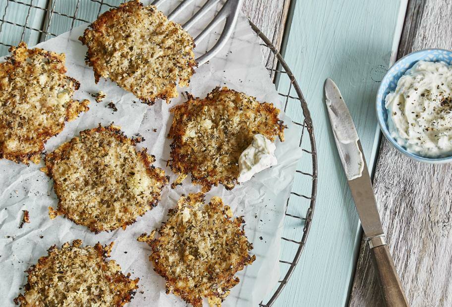 Blumenkohl-Parmesan-Cracker mit Dip