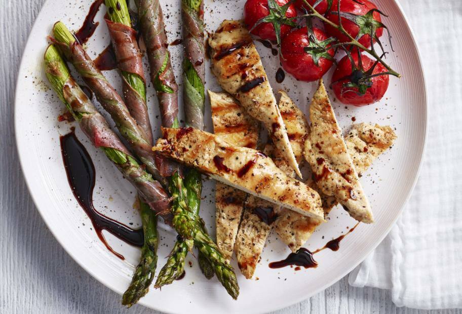 Hähnchenbrust mit Spargel im Schinkenmantel