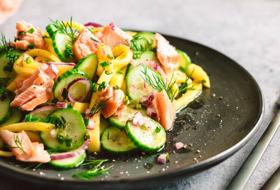 Mango-Gurken-Salat mit Stremellachs