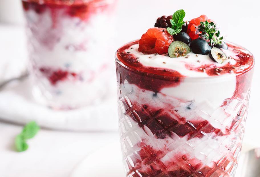 Quarkspeise mit griechischem Joghurt, Chia und Beeren