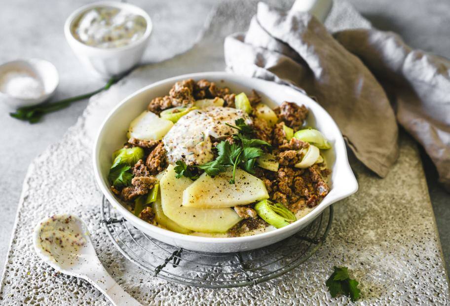 Kohlrabi-Hack-Pfanne mit Joghurt-Dip