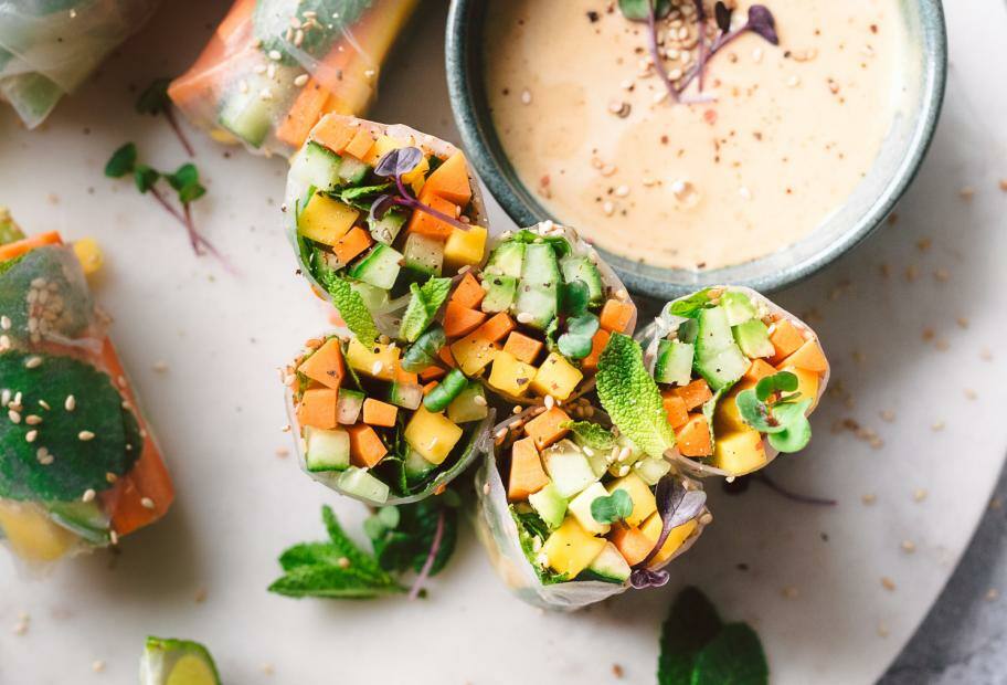 Sommerrollen mit Erdnuss-Dip