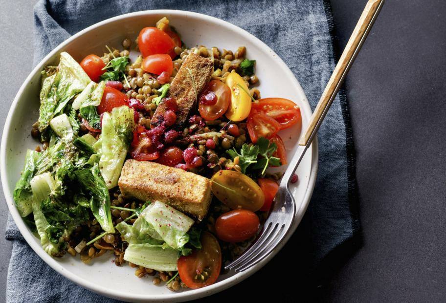 Ve­ge­ta­ri­sche Sa­lat-Bowl mit Hal­lou­mi