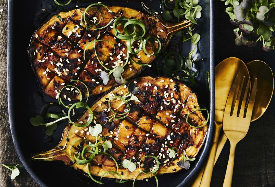 Würzige Auberginen aus dem Ofen in japanischer Misoglasur