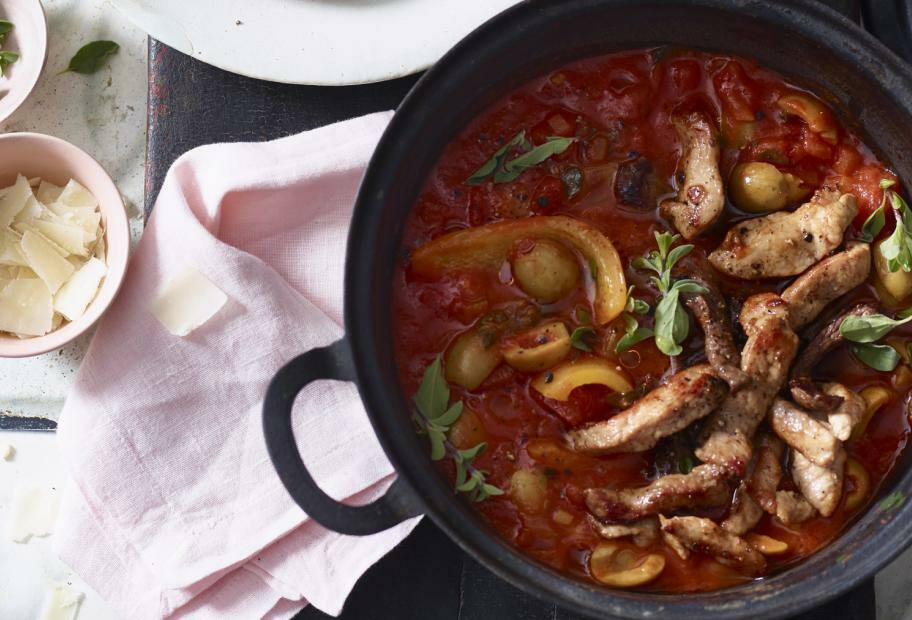 Geschnetzeltes mit Tomatensauce und Parmesan