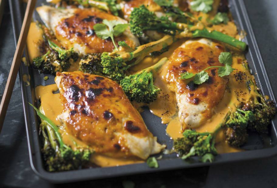 Das saftigste Ofen-Hähnchen mit Erdnusssauce und Brokkoli