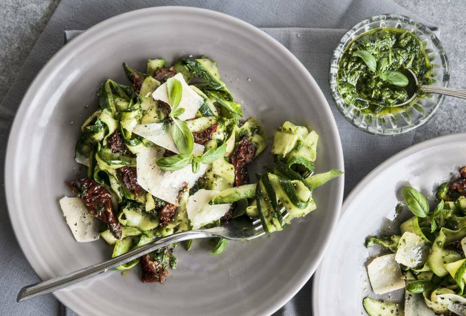 Zucchini-Nudeln mit Pesto, getrockneten Tomaten und Parmesan