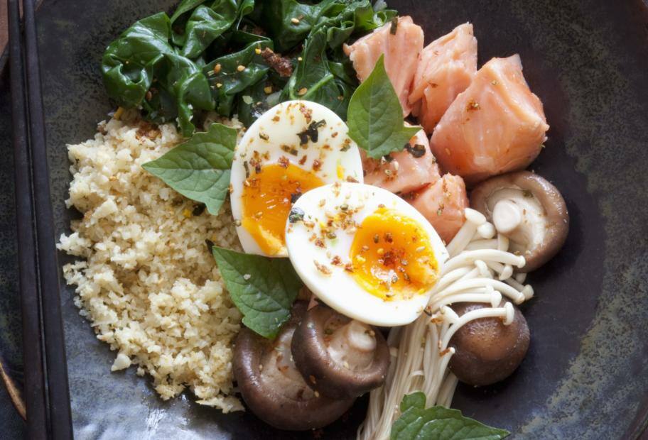 Asia Bowl mit Lachs, Ei und Blumenkohlreis