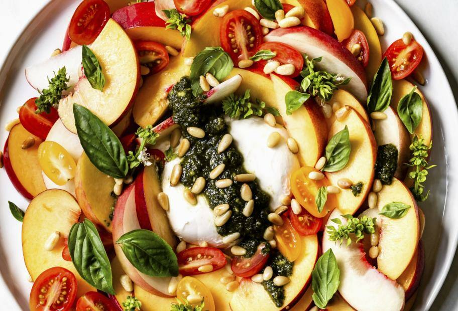 Burrata Caprese mit Pfirsich und Pesto