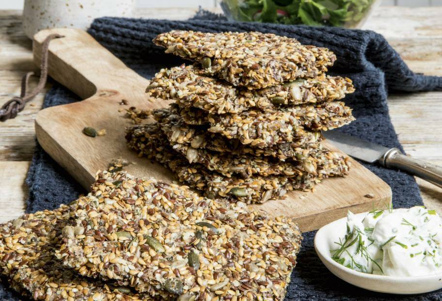 Keto-Knäckebrot mit Saaten und Kernen