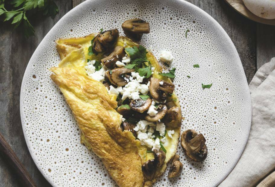 Keto-Omelett mit Feta und Pilzen | Lowcarb.de