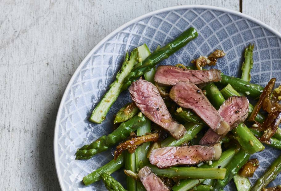 Grüner Spargel mit Rindfleischstreifen
