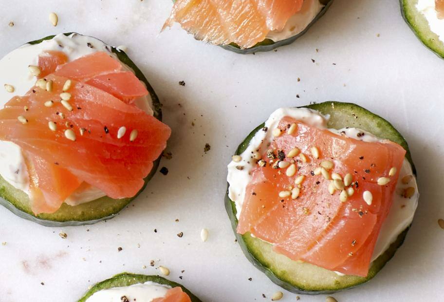 Gurke-Lachs-Schnittchen mit Frischkäse und Sesam
