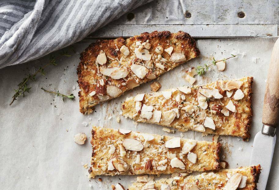 Blumenkohl-Pizza mit Mandeln